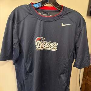 NEW WOMENS M NIKE DRI-FIT NEW ENGLAND PATRIOTS TEAM ON FIELD ATHLETIC SHIRT NFL